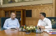 A romániai elnökválasztásról és a Fidesz-RMDSZ kapcsolatok erősítéséről tárgyalt Orbán Viktor Kelemen Hunorral